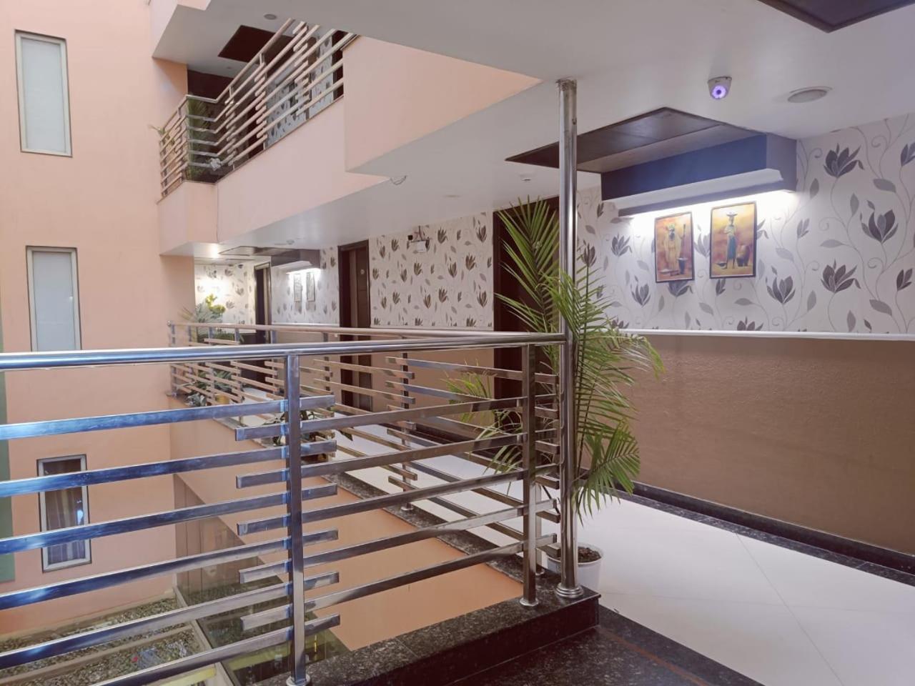 Hotel Waterfall Paschim Vihar Delhi Exterior foto