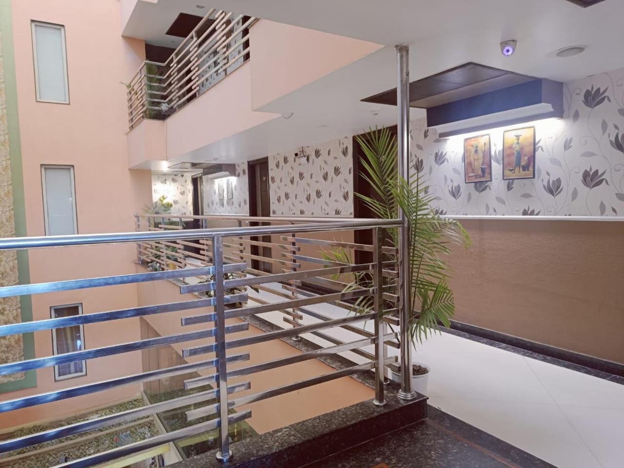 Hotel Waterfall Paschim Vihar Delhi Exterior foto