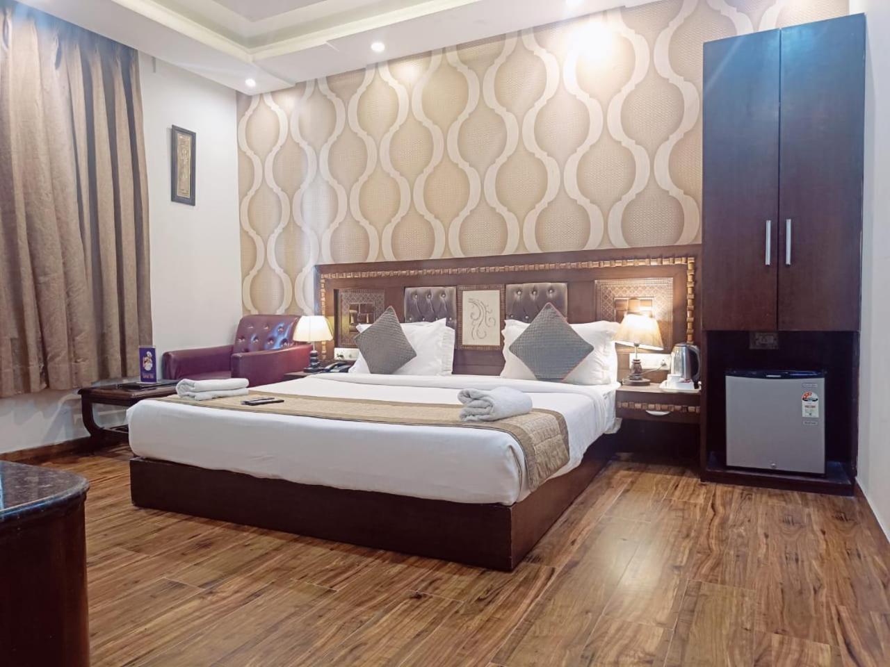 Hotel Waterfall Paschim Vihar Delhi Exterior foto